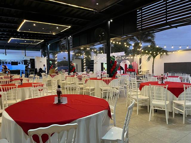 Área techada con mesas para muchos invitados